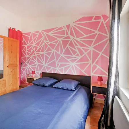 2 Bedroom Lovely In Beaucaire (Gard)